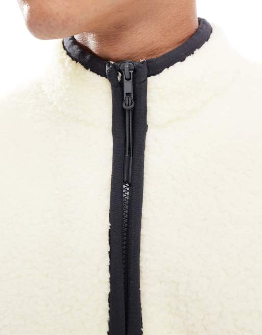 ASOS DESIGN – Boxy Fit Oversize-Sweatshirt in Creme aus Teddystoff mit kurzem Reißverschluss, 4 von 4