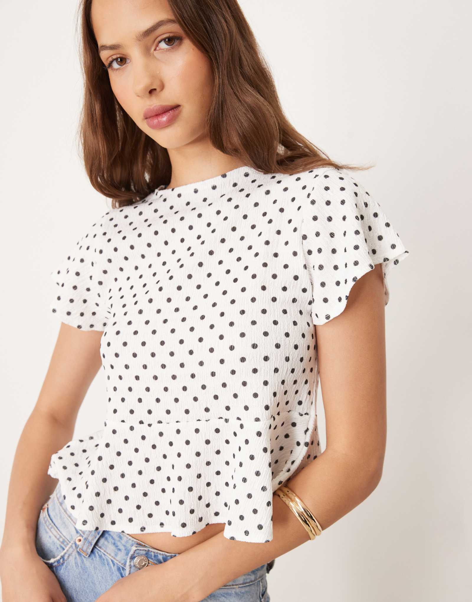 ОБЛЕГАЮЩИЙ топ ASOS DESIGN с оборками кремового цвета в горошек