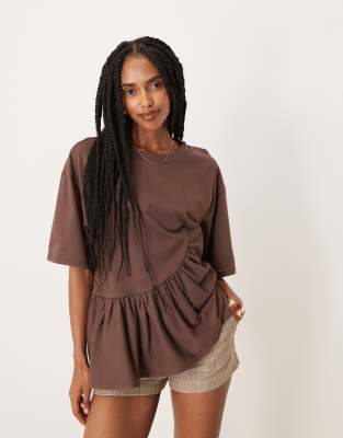 ASOS DESIGN - Boxy-Fit-T-Shirt in Schokobraun mit asymmetrischem Schößchensaum