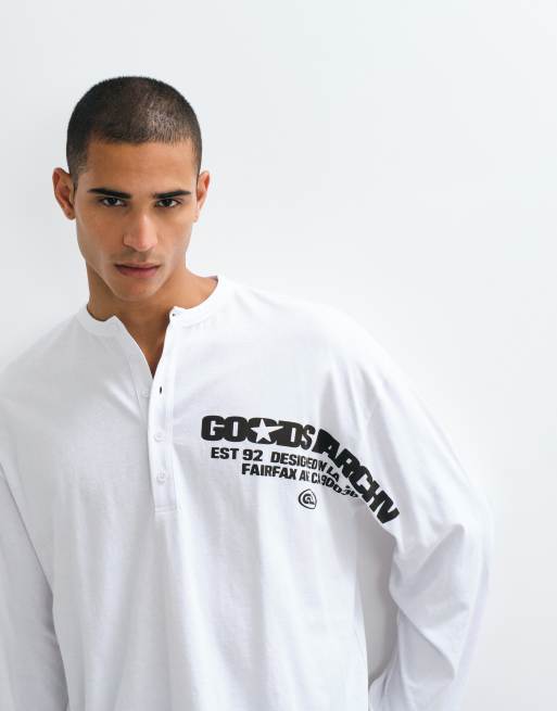 ASOS DESIGN boxy Oversize-Henley-T-Shirt mit Textgrafik in Weiß, 4 von 5