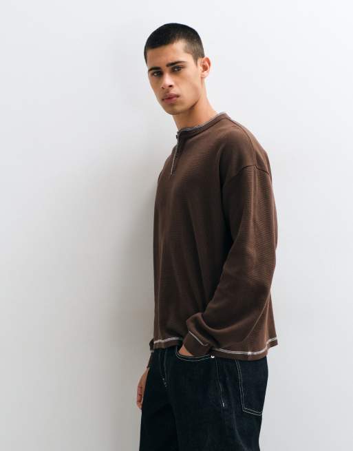 ASOS DESIGN boxy Oversize-Langarm-Henleyshirt mit Kontrastkragen in brauner Waffelstruktur, 4 von 5