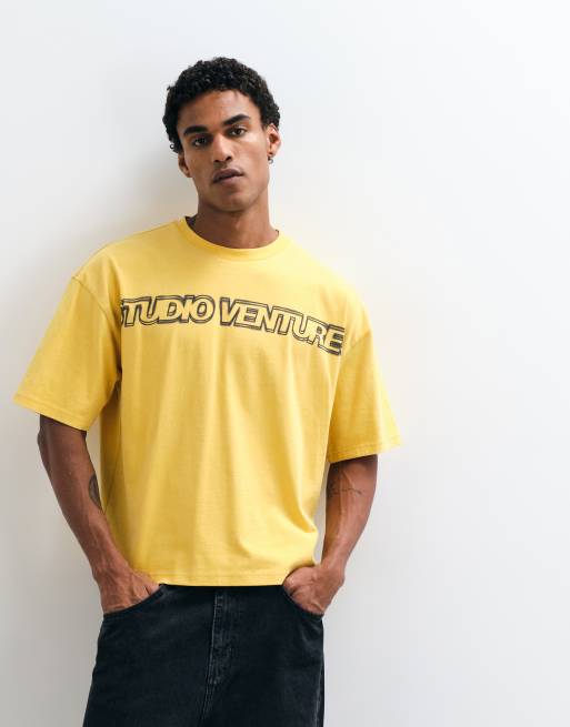 ASOS DESIGN boxy Oversize-T-Shirt in verwaschener Optik mit Textgrafik in Gelb, 2 von 5