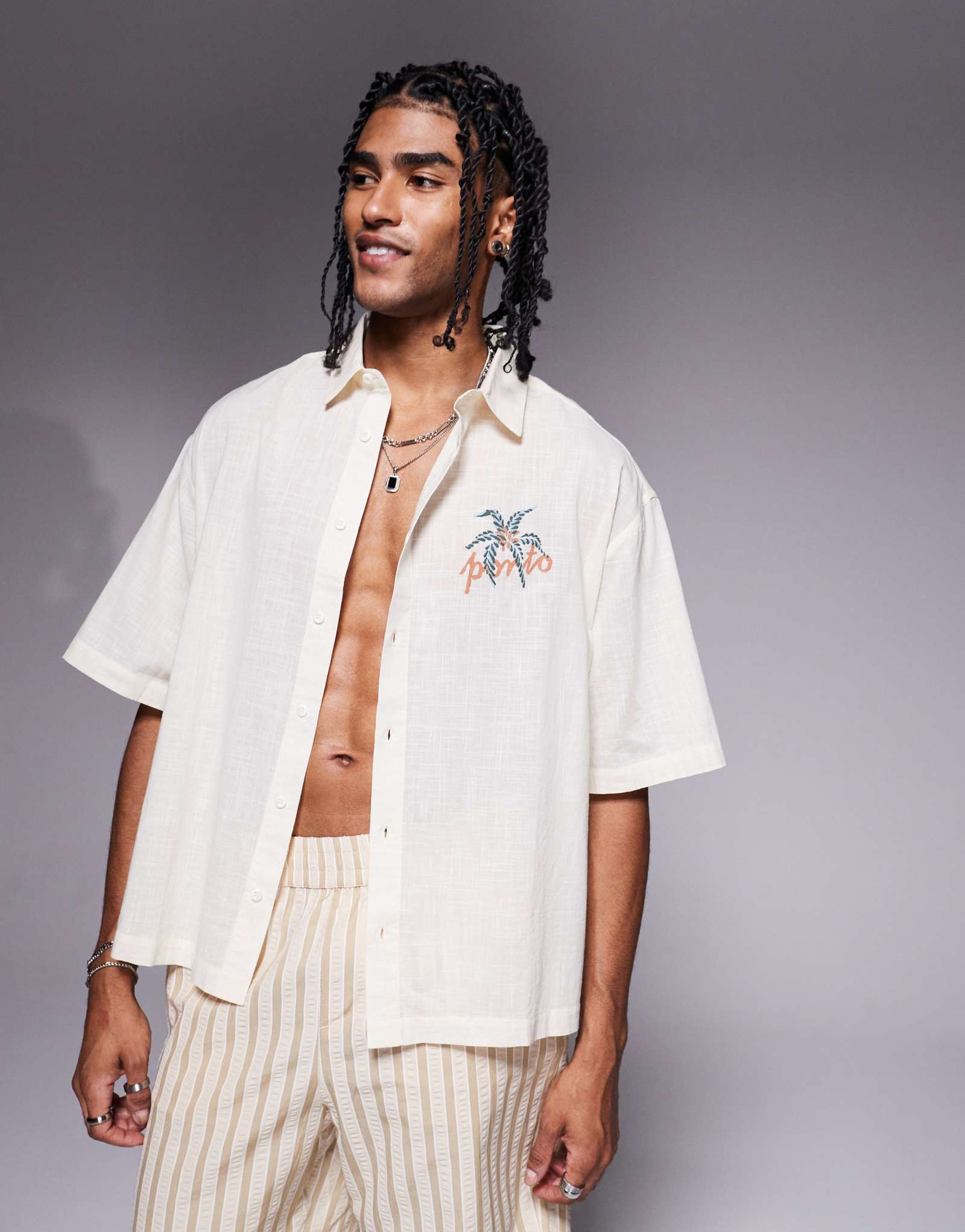 ДИЗАЙНЕРСКАЯ рубашка свободного кроя с воротником-стойкой camp от ASOS DESIGN с принтом на груди из камня