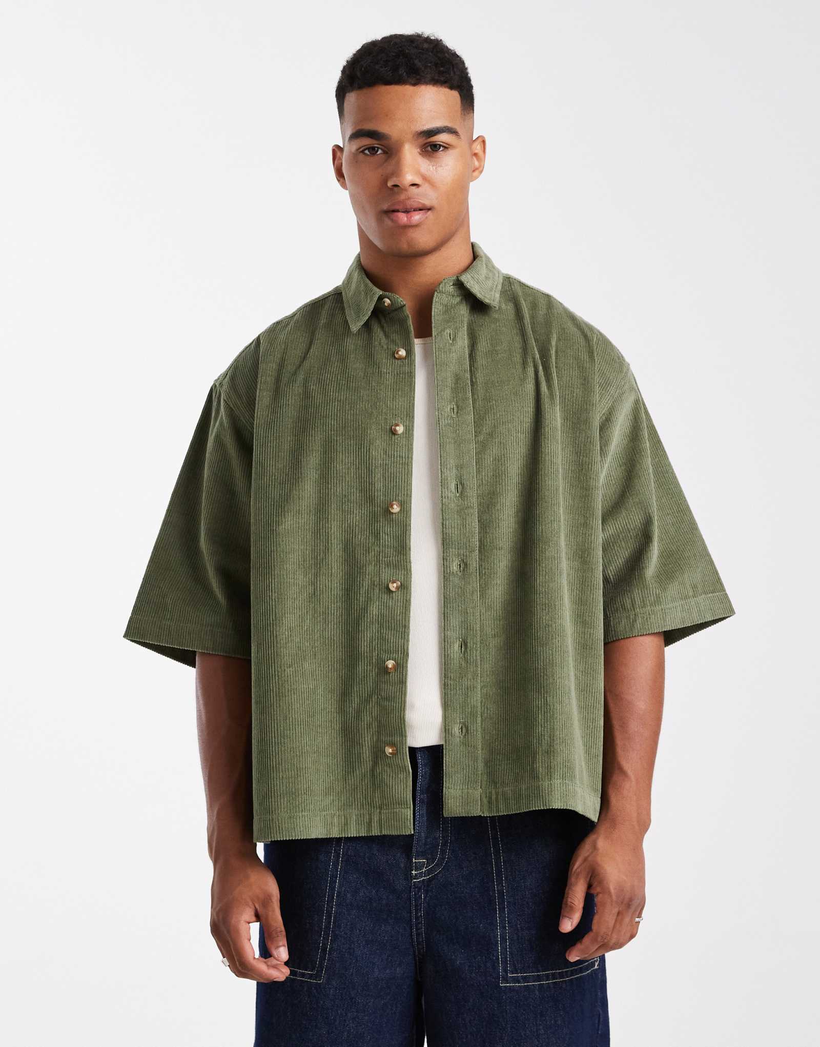 ДИЗАЙНЕРСКАЯ вельветовая рубашка свободного кроя ASOS DESIGN oversize со значком темно-зеленого цвета