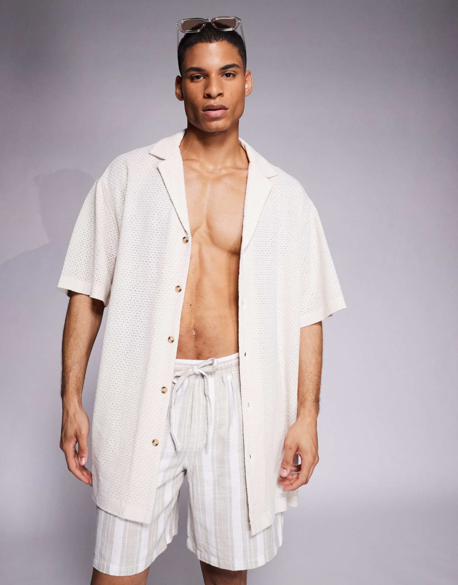 Текстурированная рубашка с глубоким отложным воротником от ASOS DESIGN свободного кроя оверсайз темно-белого цвета