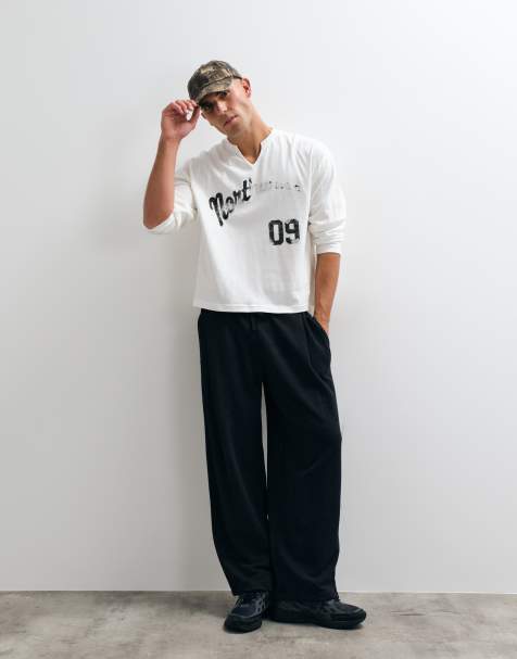 ASOS DESIGN boxy oversized langærmet T-shirt med tekst og v-hals i cremefarvet - view 1