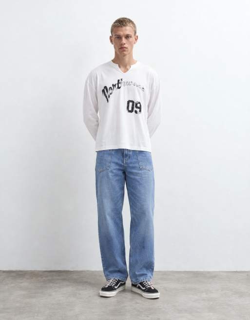 ASOS DESIGN boxy oversized langærmet T-shirt med tekst og v-hals i cremefarvet, 8 af 10