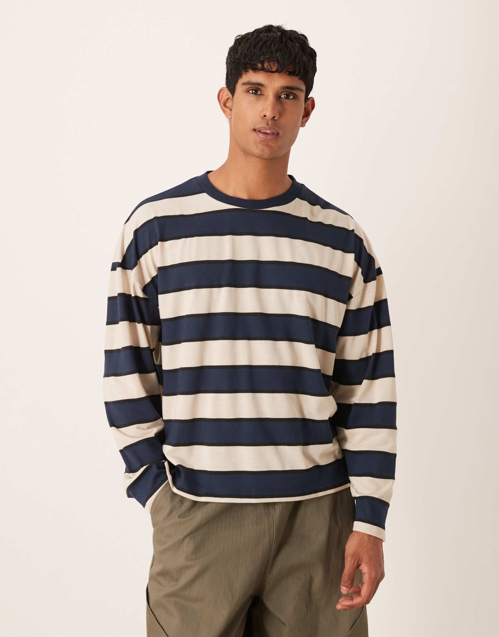 ДИЗАЙНЕРСКАЯ футболка ASOS свободного кроя с длинным рукавом и заниженным плечом в синюю и коричневую полоску