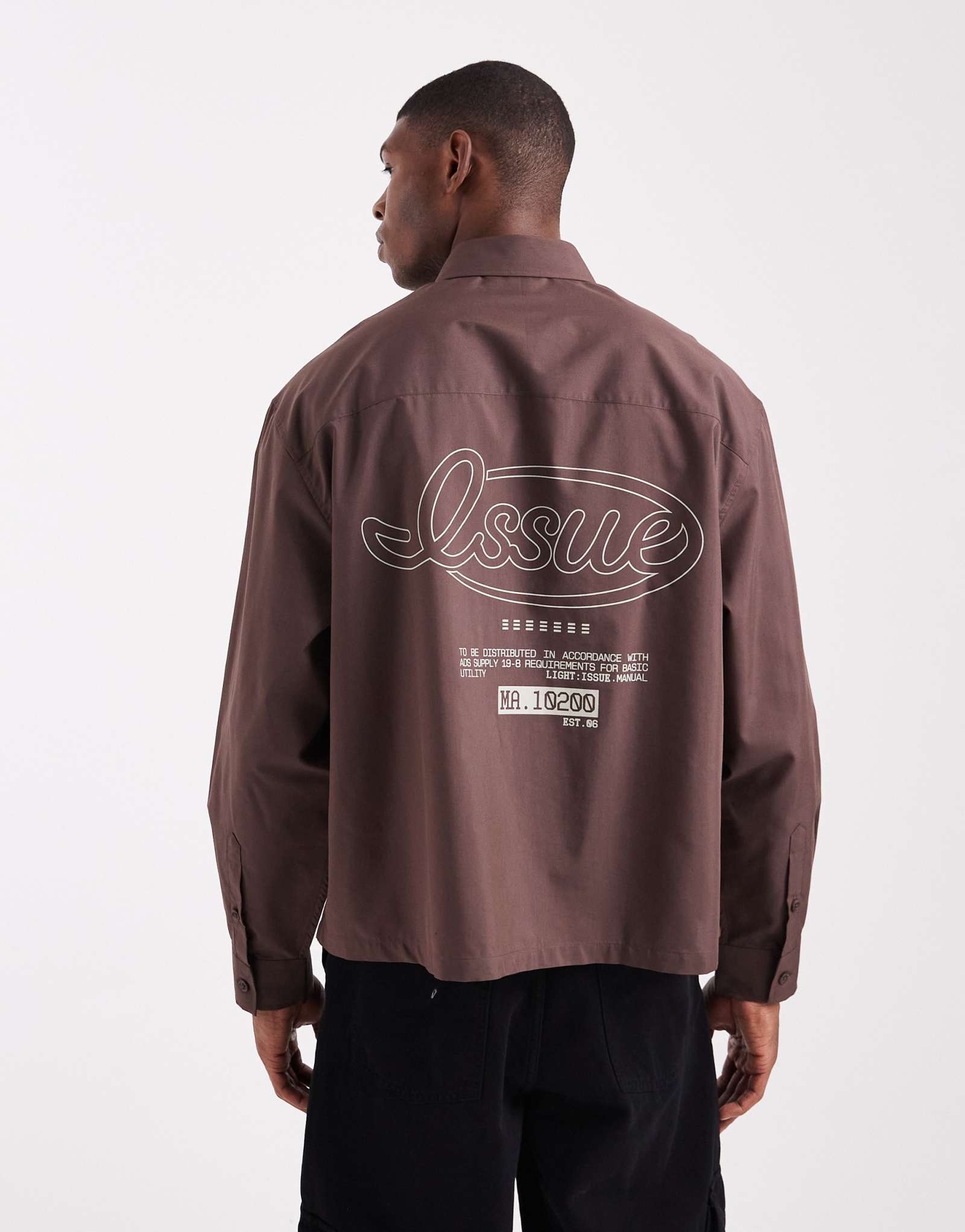 ДИЗАЙНЕРСКАЯ рубашка свободного кроя оверсайз от ASOS с принтом сзади коричневого цвета