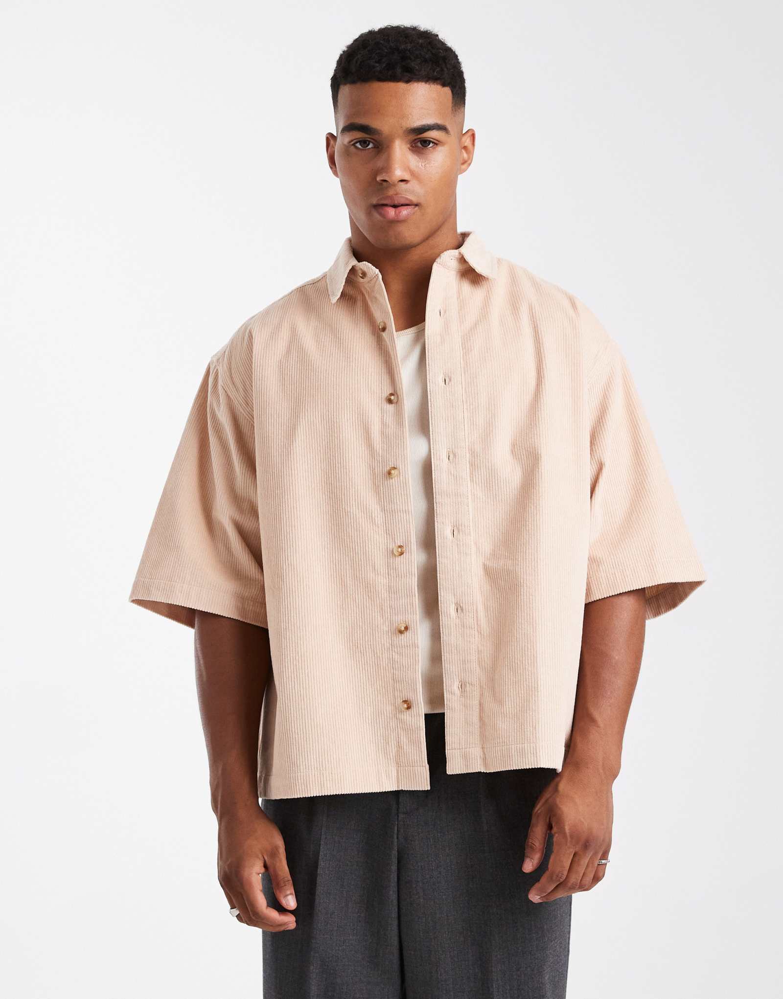 ДИЗАЙНЕРСКАЯ рубашка оверсайз свободного кроя ASOS DESIGN со значком бежевого цвета