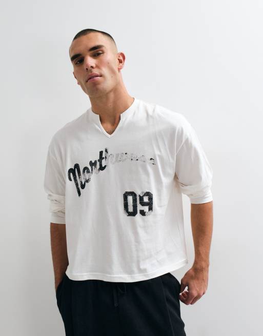 ASOS DESIGN boxy oversized T-shirt met lange mouwen, tekst en V-hals in crème, 2 van 10