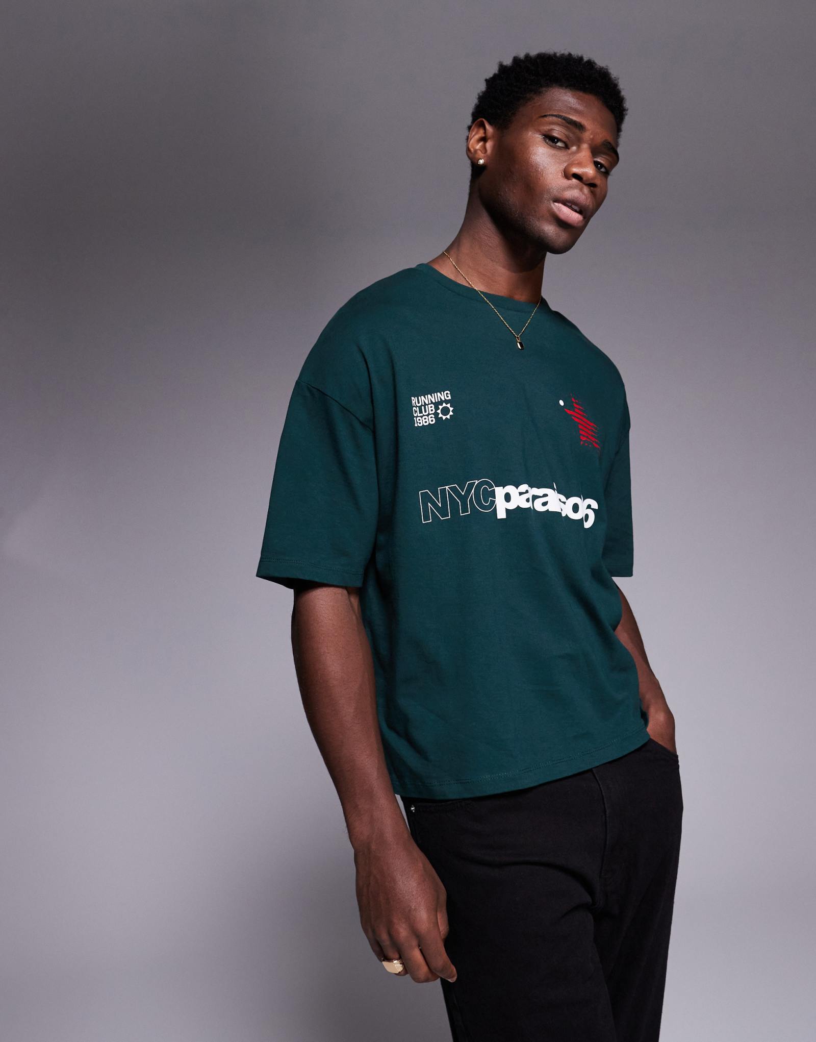 ДИЗАЙНЕРСКАЯ футболка свободного кроя ASOS DESIGN oversize со спортивным рисунком темно-зеленого цвета