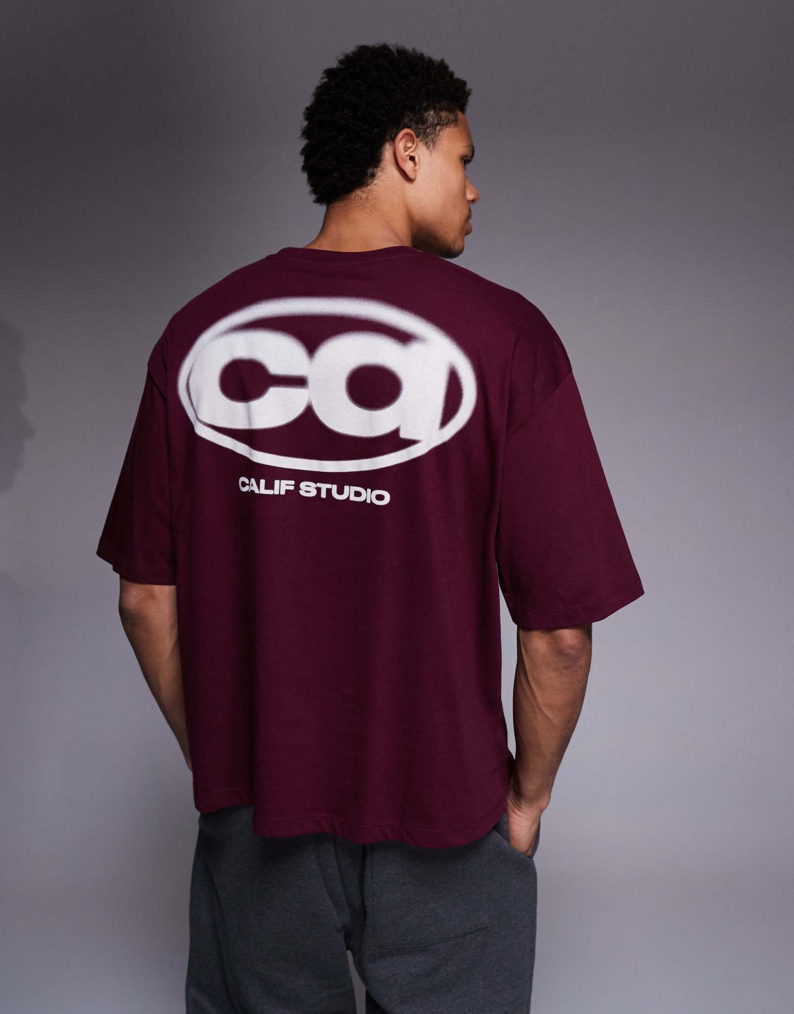 ДИЗАЙНЕРСКАЯ футболка оверсайз в клетку от ASOS с уличным рисунком бордового цвета