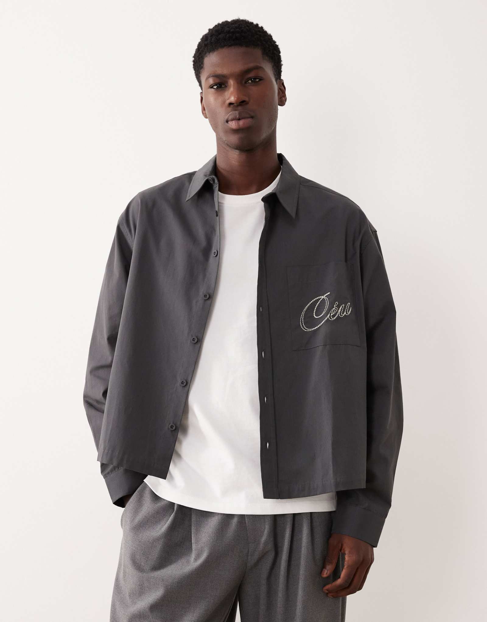 ДИЗАЙНЕРСКАЯ рубашка из поплина свободного кроя ASOS с вышивкой серого цвета