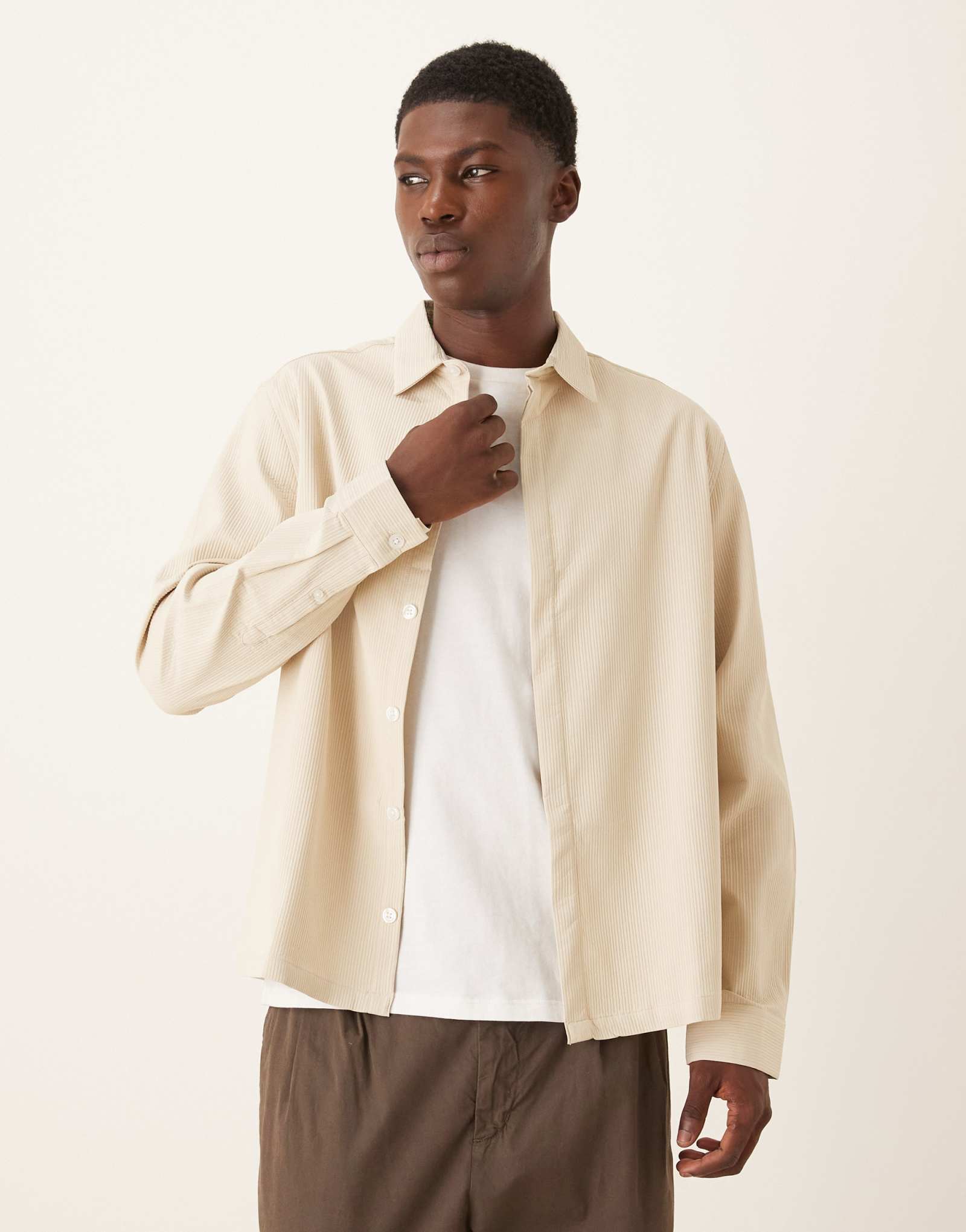 ДИЗАЙНЕРСКАЯ рубашка свободного кроя ASOS с непринужденной текстурой кремового цвета