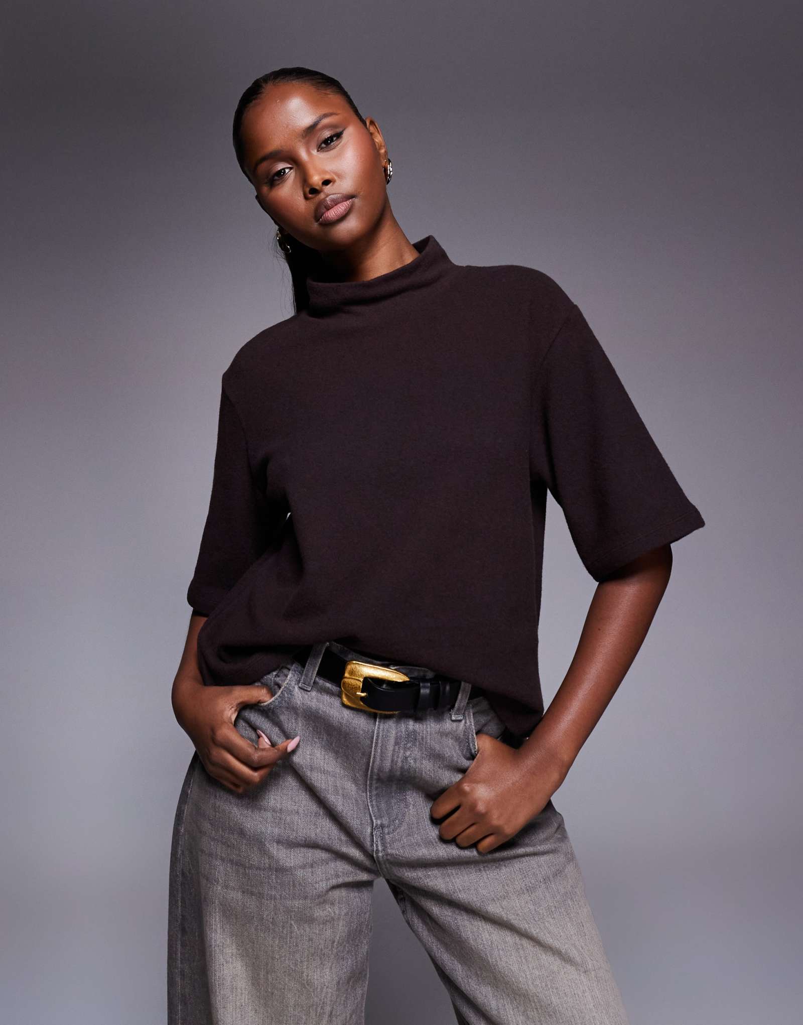 Облегающий топ с воронкообразным вырезом в рубчик от ASOS DESIGN коричневого цвета