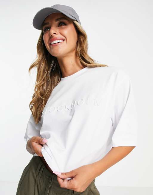 ASOS DESIGN - Boxy T-shirt met Stockholm print in reliëf in wit 