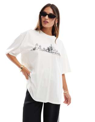 ASOS DESIGN - Boyfriend Fit T-Shirt in Creme mit Phönix-Stadtbild-Grafik-Weiß