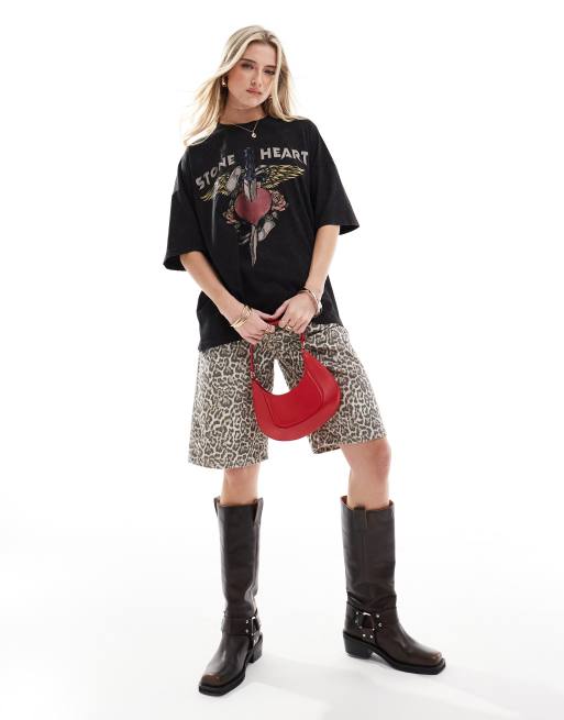 ASOS DESIGN – Boyfriend Fit T-Shirt in verwaschenem Anthrazit mit „Stone Heart Rock“-Grafikprint