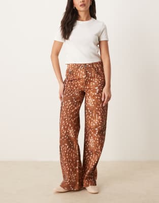 boyfriend jeans in deer print-Brown