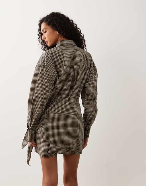 ASOS DESIGN boyfriend overhemdjurk mini met multiway sjaaldetail in tan check, 2 van 4