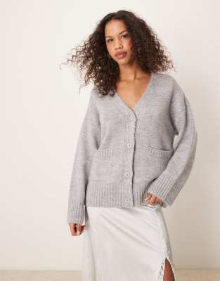 ASOS DESIGN - Boyfriend-Strickjacke in Grau mit Longline-Schnitt-Weiß