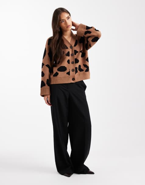 ASOS DESIGN – Boyfriend-Strickjacke in Toffeebraun mit Jacquard-Tiermuster - view 1