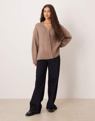 ASOS DESIGN - Boyfriend-Strickjacke mit Wolle und Alpakawolle in Pilzbraun-Grau