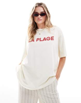 ASOS DESIGN - Boyfriend-T-Shirt in Cremeweiß mit „La Plage"-Grafikprint