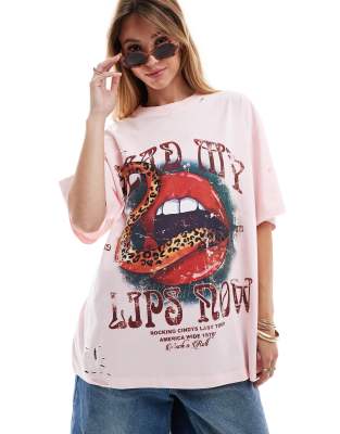 ASOS DESIGN - Boyfriend-T-Shirt in Rosa mit Glitzerschlange-und-Lippen-Grafikprint