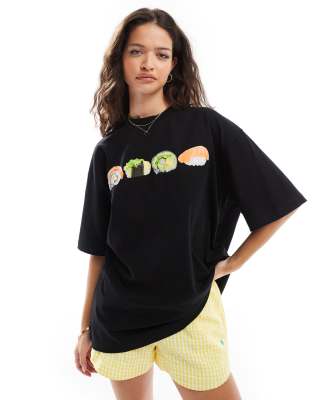 ASOS DESIGN - Boyfriend-T-Shirt in Schwarz mit Sushi-Grafikprint