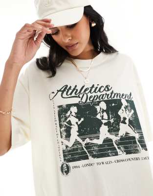 ASOS DESIGN - Boyfriend-T-Shirt in strukturiertem Creme mit „Athletics-Department"-Grafik-Weiß