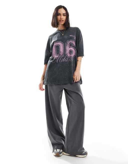 ASOS DESIGN – Boyfriend-T-Shirt in verwaschenem Anthrazit mit „Milano 06“-Grafikprint