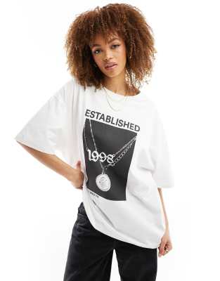 ASOS DESIGN - Boyfriend-T-Shirt in Weiß mit „Established"-Schriftzug und Ketten-Grafik