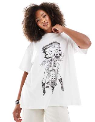 ASOS DESIGN - Boyfriend-T-Shirt in Weiß mit lizenziertem „Betty Boop"-Motorrad-Print