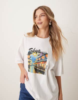 ASOS DESIGN - Boyfriend-T-Shirt in Weiß mit „Tokyo"-Fotoprint