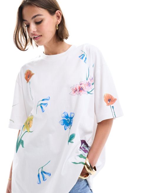FhyzicsShops DESIGN – Boyfriend-T-Shirt in Weiß mit verteilten Blumen-Grafikprints