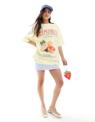 ASOS DESIGN - Boyfriend-T-Shirt in Zitronengelb mit Grapefruit-Grafikprint