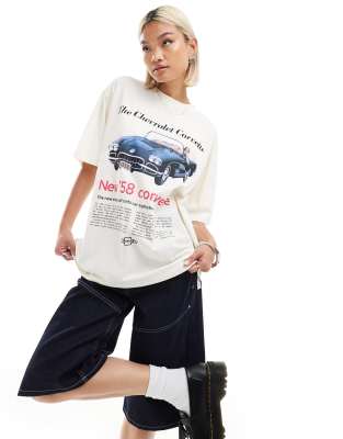 ASOS DESIGN - Boyfriend-T-Shirt mit lizenziertem „Corvette"-Autoprint-Weiß