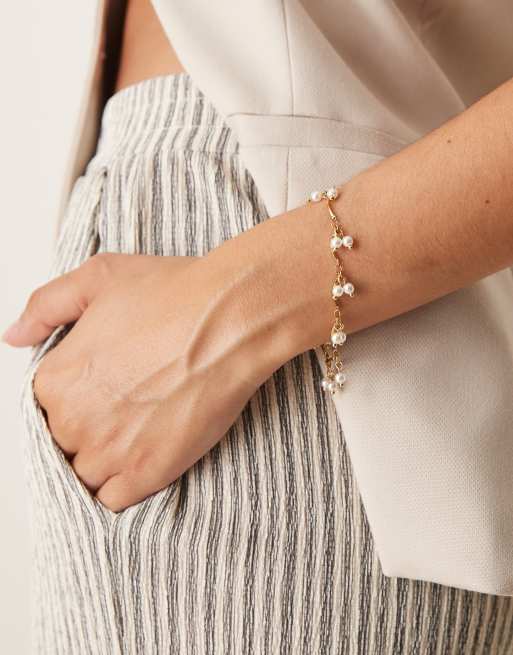 ASOS DESIGN - Bracciale a catenina in acciaio inossidabile resistente all'acqua con perle sintetiche pendenti