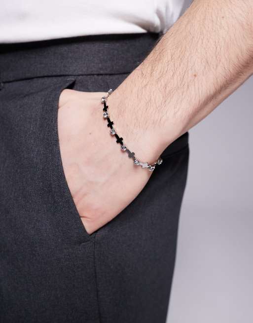ASOS DESIGN - Bracciale a catenina tonalità argento con ciondolo a croce e strass