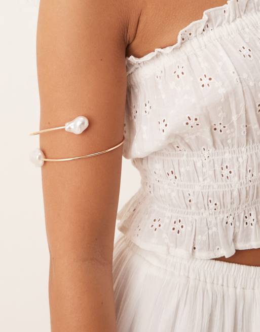 ASOS DESIGN - Bracciale a fascia avvolgente color oro con perle sintetiche effetto colato