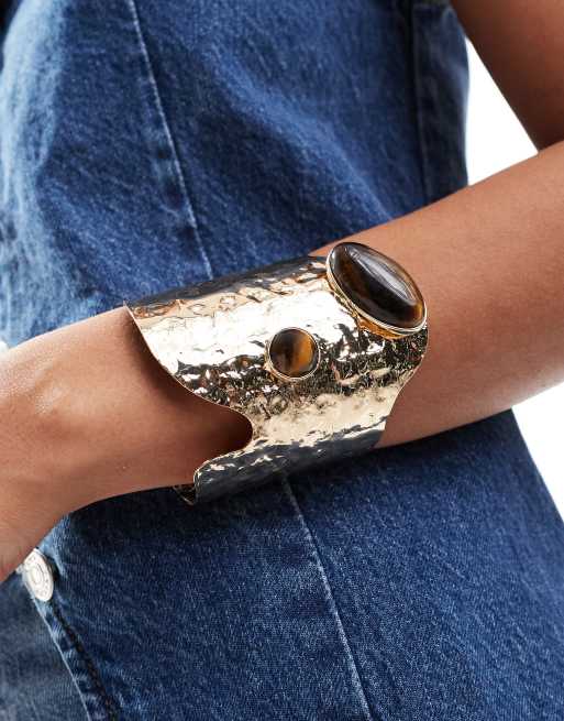 ASOS DESIGN - Bracciale a fascia dorato con dettagli martellati e occhio di tigre - In edizione limitata