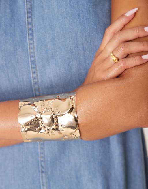ASOS DESIGN - Bracciale a fascia grande color oro con design a fiore