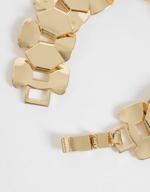 ASOS DESIGN bracciale con maglie effetto cinturino in tonalità oro, 2 di 3