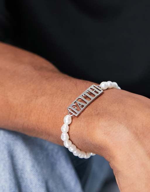 ASOS DESIGN - Bracciale da festival con perle sintetiche bianco con targhetta con scritta 