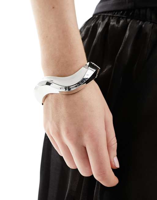 ASOS DESIGN - Bracciale rigido argentato con dettaglio ondulato
