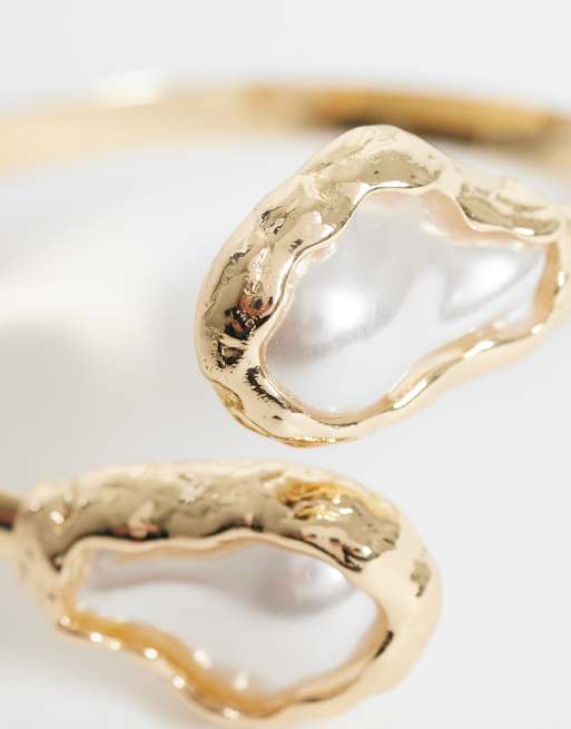 ASOS DESIGN - Bracciale rigido avvolgente dorato con perle sintetiche, 2 di 3