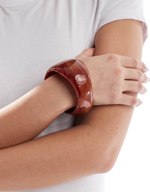 ASOS DESIGN - Bracciale rigido color ambra con dettagli astratti