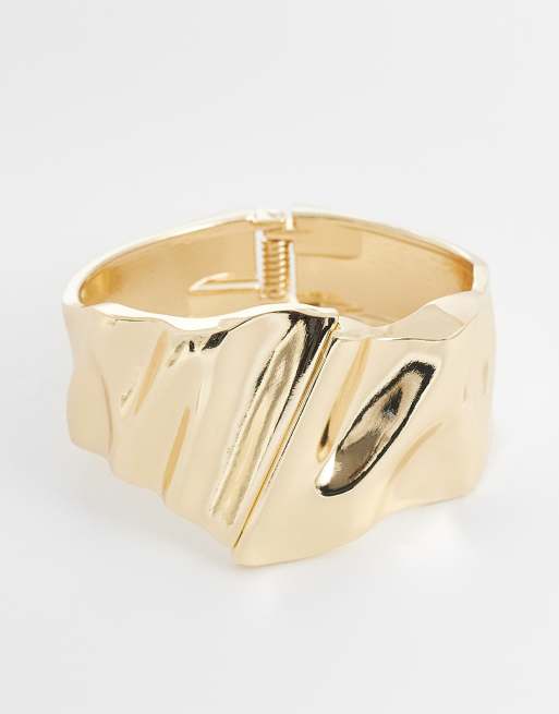 ASOS DESIGN - Bracciale rigido color oro effetto fuso